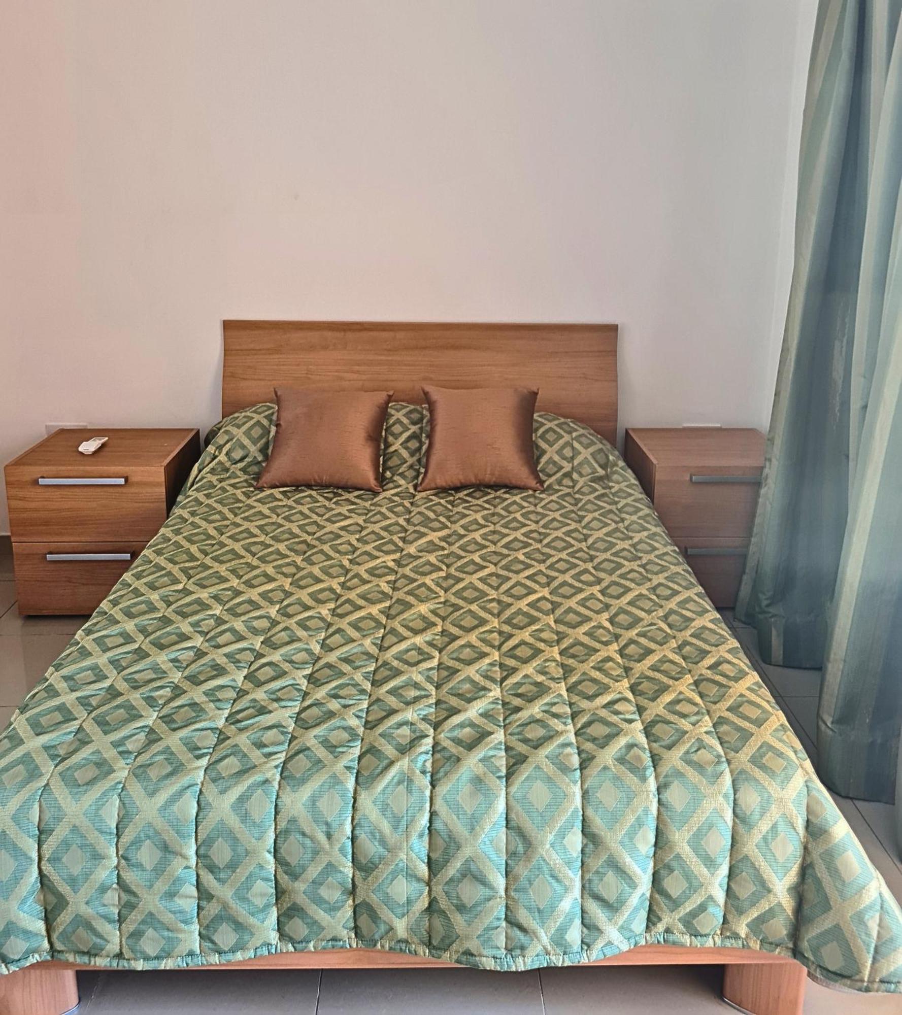 2 Bedroom Seafront Duplex Penthouse In The Heart Of Spinola Bay San Ġiljan Kültér fotó